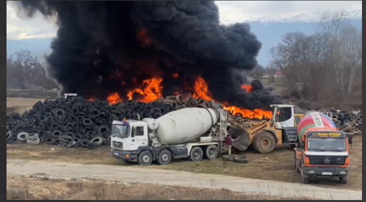 Zjarrfikësit po shuajnë goma të djegura në Zhelinë të Tetovës