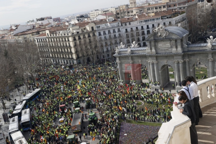 Bujqit e zemëruar spanjoll me 500 traktorë futen në Madrid