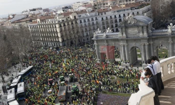 Bujqit e zemëruar spanjoll me 500 traktorë futen në Madrid