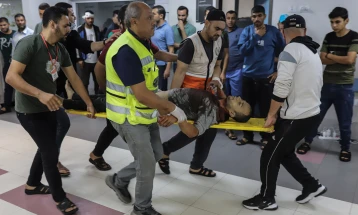 Најмалку 99 Палестинци загинаа при израелските напади врз Појасот Газа