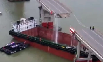 Кина: Најмалку две лица загинаа откако товарен брод удри во мост