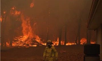 Илјадници луѓе во Австралија се повикани да се евакуираат поради шумски пожар