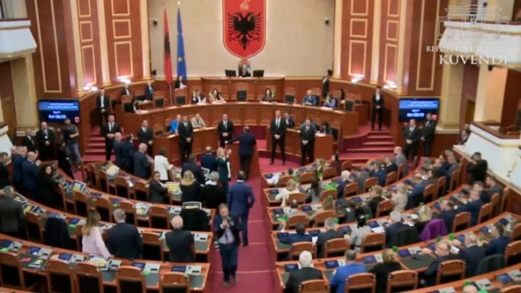 Në Parlamentin  shqiptar është votuar marrëveshja për emigrantë