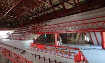 Привршува реконструкцијата на внатрешноста на спортската сала во Куманово