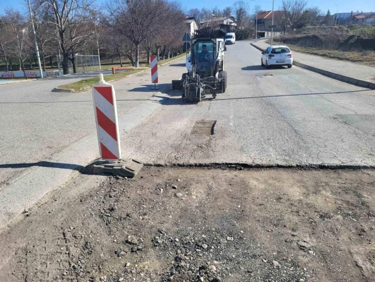 Почна крпење на ударни дупки на улици во Неготино