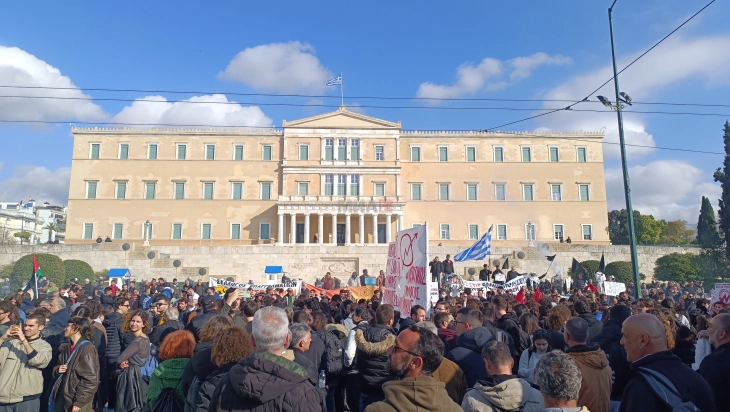 Protesta e studentëve në Athinë kundër fakulteteve private, para Kuvendit dhanë mbështetje të ndërsjellë me bletarët