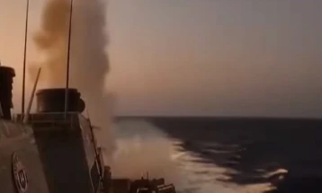 Вашинтон: Хути нападнале британски товарен брод, полесно повредено едно лице
