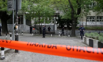 Forca policore para shkollës “Vlladislav Ribnikar” në Beograd shkaku i alarmit se te një nxënës është gjetur thikë