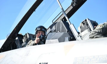 Дендиас со Ф-16 леташе над Егејското море