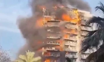 Бројот на загинати во пожарот во зградата во Валенсија се зголеми на 10