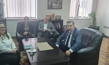 Работна средба на македонскиот амбасадор Марковски со лекторката Славица Свидерска