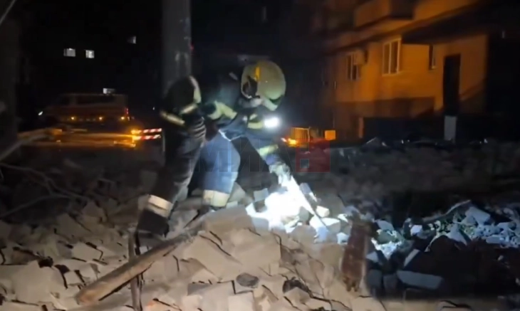 Дрон погоди станбена зграда во Дњепар, од под урнатините извлечено машко тело