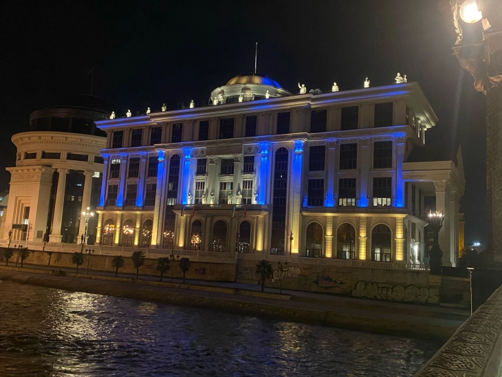 Зградата на МНР осветлена во боите на украинското знаме во пресрет на двегодишнината од руската инвазија на Украина