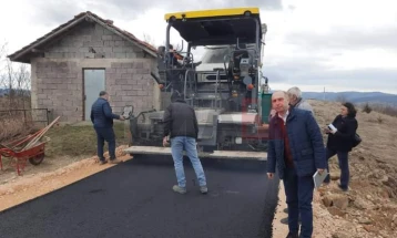 Градоначалникот на Берово изврши увид на асфалтирање улица во Смојмирово
