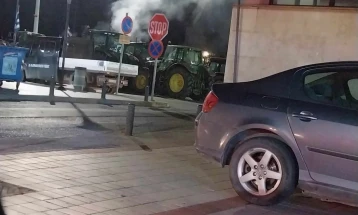 Грчките земјоделци вечерва го блокираа преминот Евзони за влез на товарни возила
