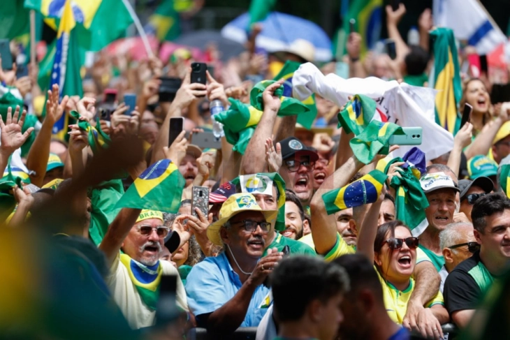 Бразил: Илјадници приврзаници на Болсонаро маршираа против истрагата за државен удар