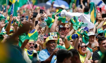 Бразил: Илјадници приврзаници на Болсонаро маршираа против истрагата за државен удар