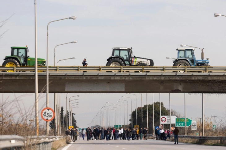 Protesting Greek farmers to close borders with North Macedonia for several hours