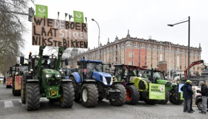 Белгиските земјоделци го блокираа автопатот на југот на земјата