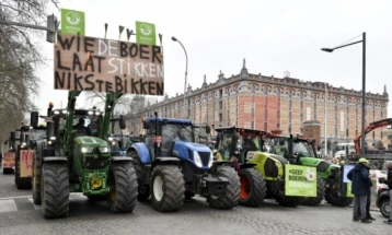 Белгиските земјоделци го блокираа автопатот на југот на земјата