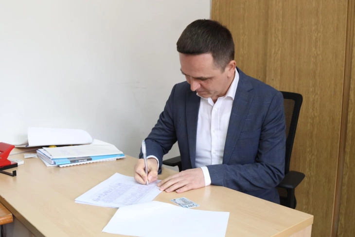ZGJEDHJET 2024/ Bilall Kasami nënshkroi për kandidaturën e Arben Taravarit për president