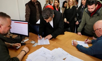 Izet Mexhiti e dha nënshkrimin për kandidatin e koalicionit