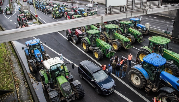Земјоделци со стотици трактори на протест во Париз против забраната за примена на пестициди