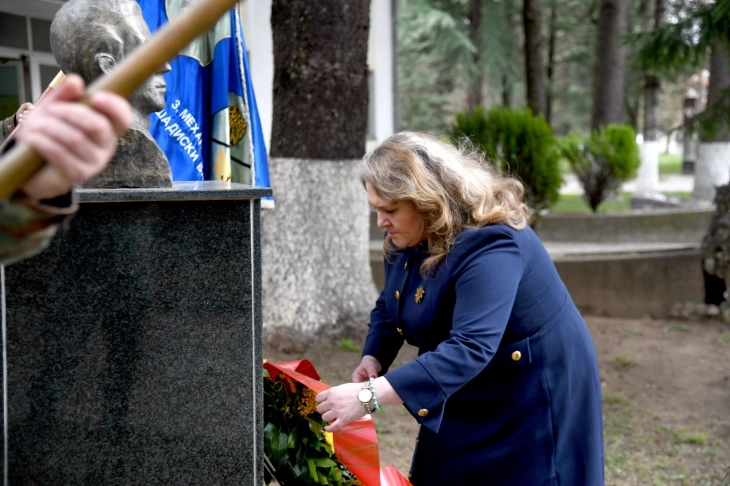 Министерката Петровска во тетовската касарна положи венец по повод 80-годишнината од смртта на народниот херој Кузман Јосифовски - Питу