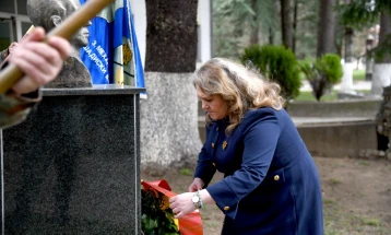 Министерката Петровска во тетовската касарна положи венец по повод 80-годишнината од смртта на народниот херој Кузман Јосифовски - Питу