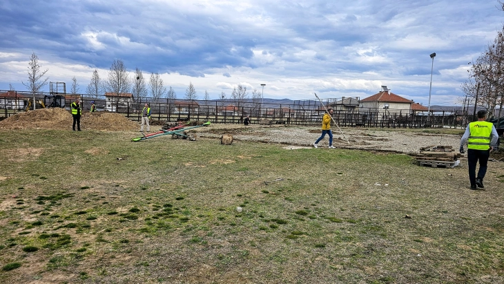 Во Градско се обновува детско игралиште заедно со кошаркарско и ќе се постави  урбана опрема