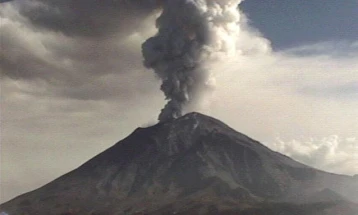 Откажани летови во Мексико Сити поради вулканската пепел од Попокатепетл