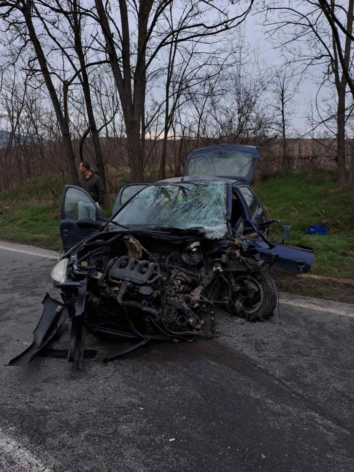 Тешка сообраќајка на патот Кавадарци-Росоман, три лица повредени