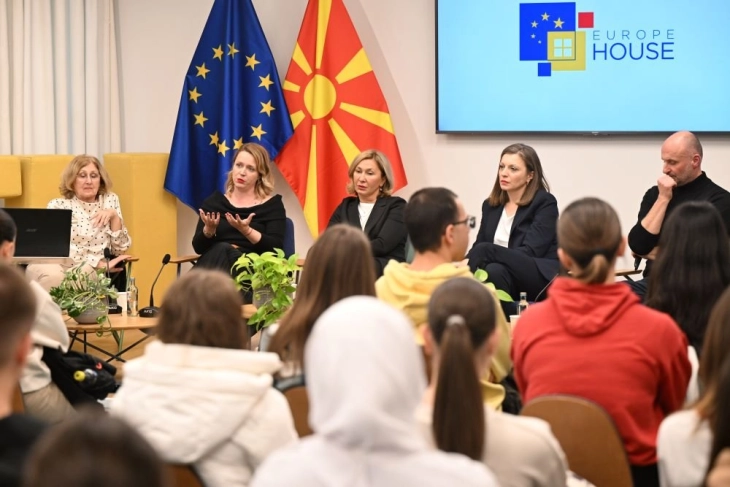 Средношколците од Скопје во „Еurope house“ дискутираа на тема органодонорство