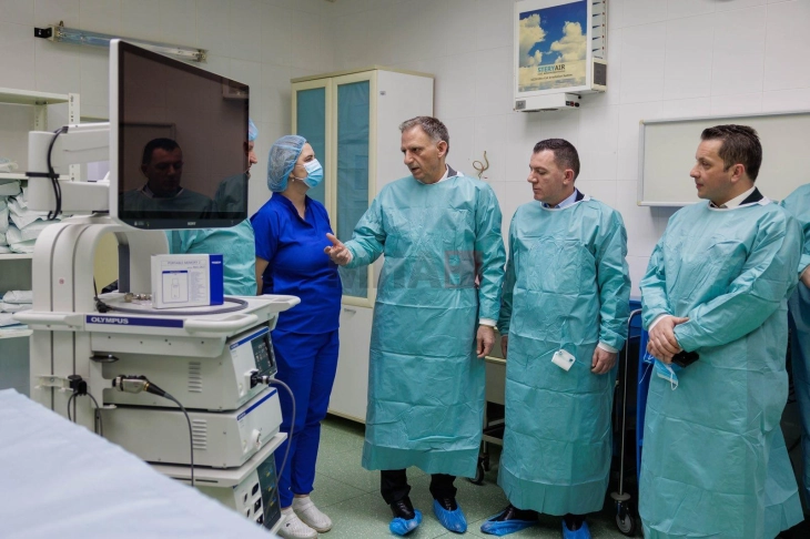 Demiri: Me një laparoskop modern dhe deri mbi 800 ndërhyrje në vit në Kirurgjinë e Fëmijëve