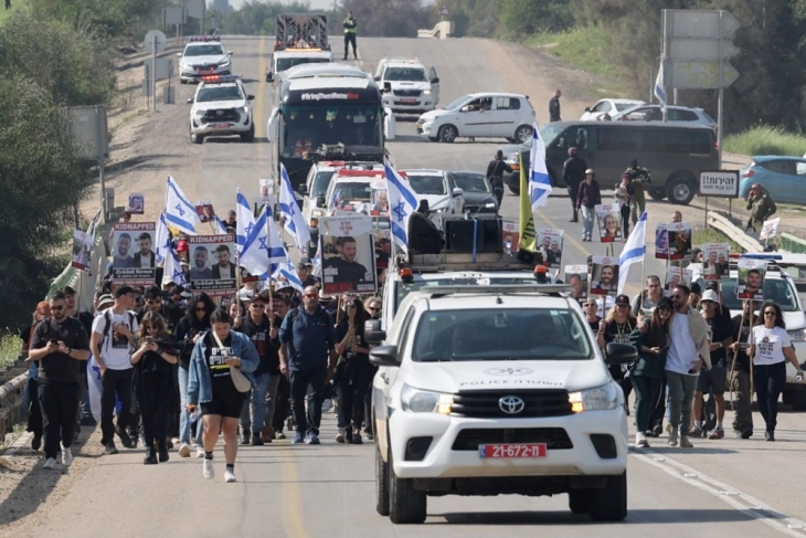 Семејствата на заложниците држени во Газа започнуваат марш барајќи нивно ослободување