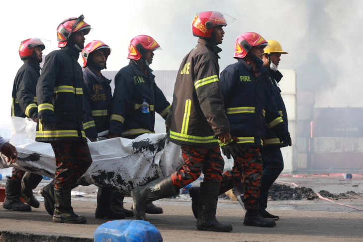 Најмалку 43 лица загинаа во пожар во трговски центар во Бангладеш