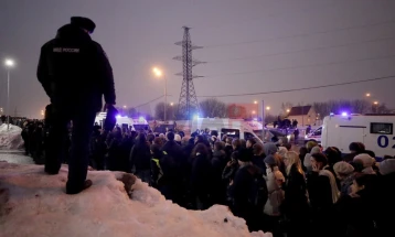 За време и по погребот на Навални, приведени десетици лица во Русија