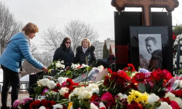 Rusët edhe sot mblidhen para varrit të Navalnit