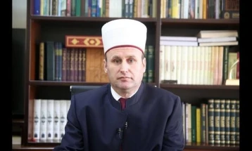 Реизбран првиот човек на албанската муслиманска заедница, пред седиштето протест со обвинувања дека се „ѓуленисти“