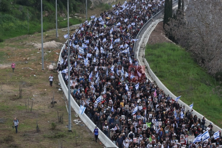Илјадници Израелци маршираа по автопат кон Ерусалим, стигнаа до резиденцијата на Нетанјаху