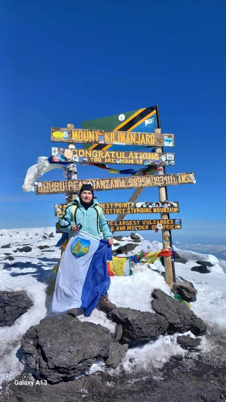 Делчевката Мира Симоновски на 74 години го искачи 5895 метри високиот врв Ухуру на Килимаџаро