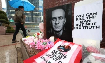 Московјани и денеска во долг ред пред гробот му одаваат почит на Навални