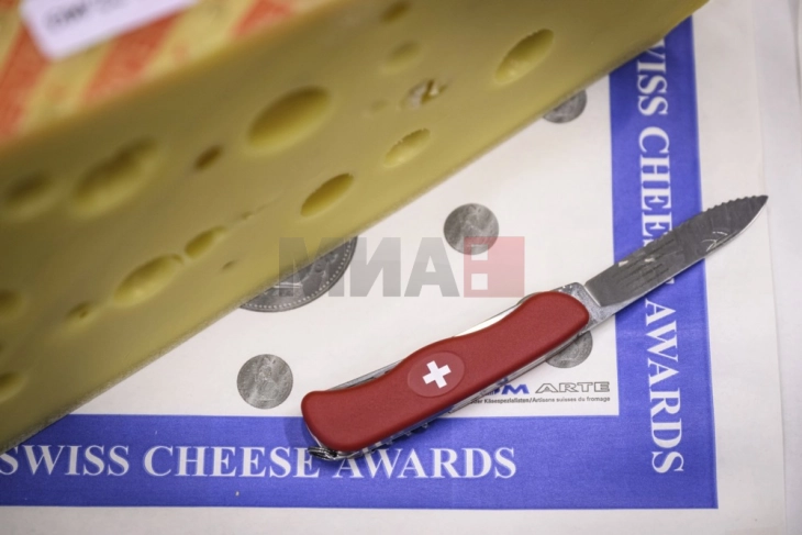 Како настануваат дупките во швајцарското сирење?