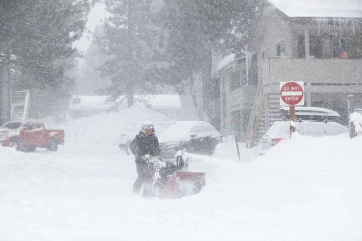 Kalifornia dhe Nevada janë goditur nga një stuhi e fortë bore
