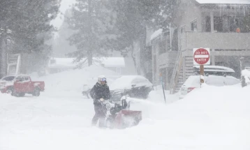 Kalifornia dhe Nevada janë goditur nga një stuhi e fortë bore