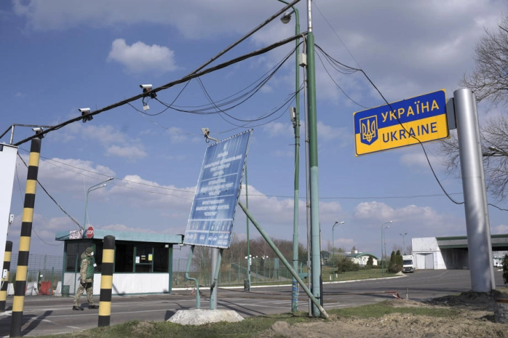 Стотици камиони чекаат 30 часа за да преминат од Романија во Украина