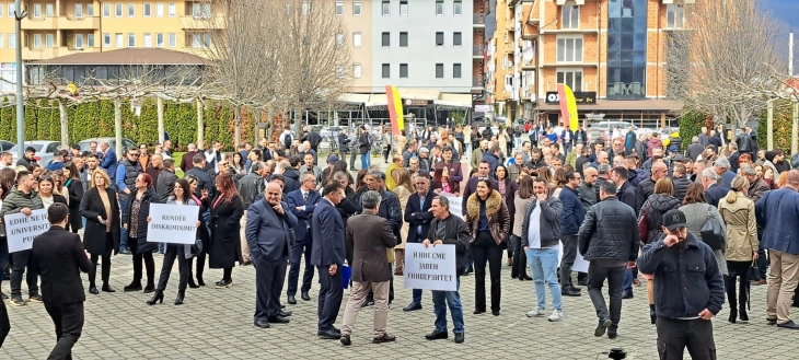 Të punësuarit e pesë universiteteve publike në protestë paqësore kërkuan nënshkrimin e marrëveshjes kolektive dhe barazimin me UKIM-in.