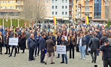Të punësuarit e pesë universiteteve publike në protestë paqësore kërkuan nënshkrimin e marrëveshjes kolektive dhe barazimin me UKIM-in.