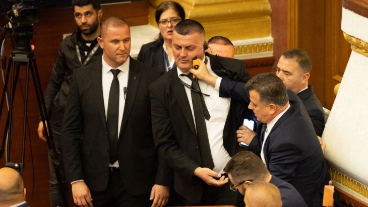 Mbledhja e parlamentit shqiptar sapo filloi u mbyll, demokrati Noka sulmoi fizikisht një pjesëtar të sigurimit