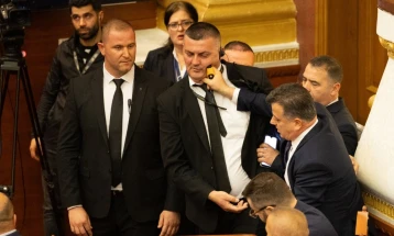Mbledhja e parlamentit shqiptar sapo filloi u mbyll, demokrati Noka sulmoi fizikisht një pjesëtar të sigurimit